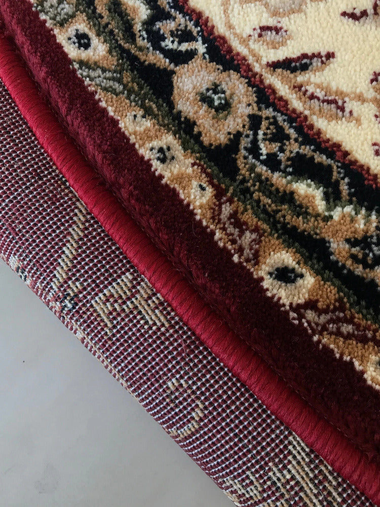 Detaliu margine ornamentală pe covor clasic oval grena