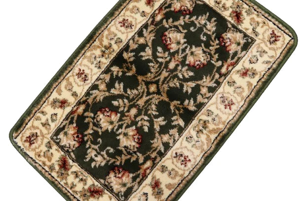 Detaliu model ornamental pe covor clasic verde