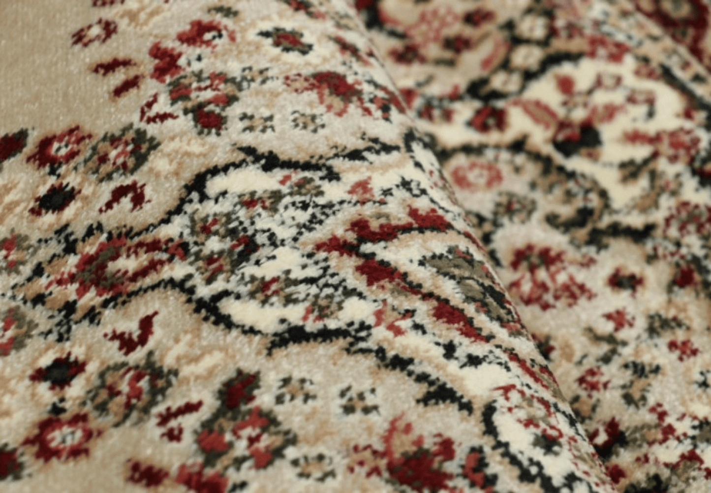 Detaliu model floral pe covor clasic bej maro