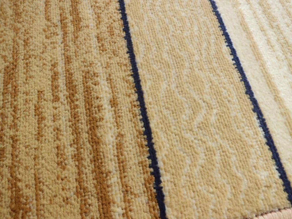 Detaliu model geometric pe covor modern, culoare bej