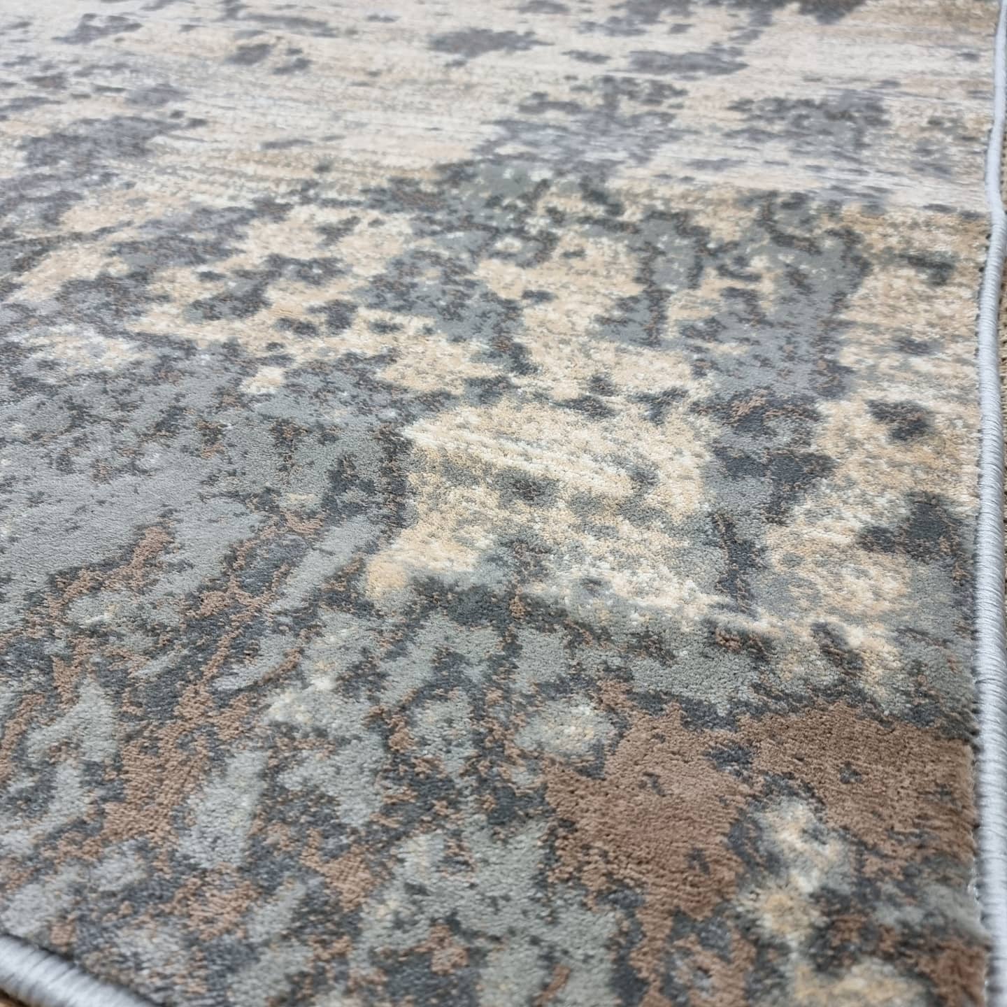 Detaliu model cu mix de culori gri bej si accente maro, design contemporan elegant
