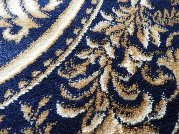 Detaliu model ornamental pe covor bisericesc albastru cu vultur bicefal