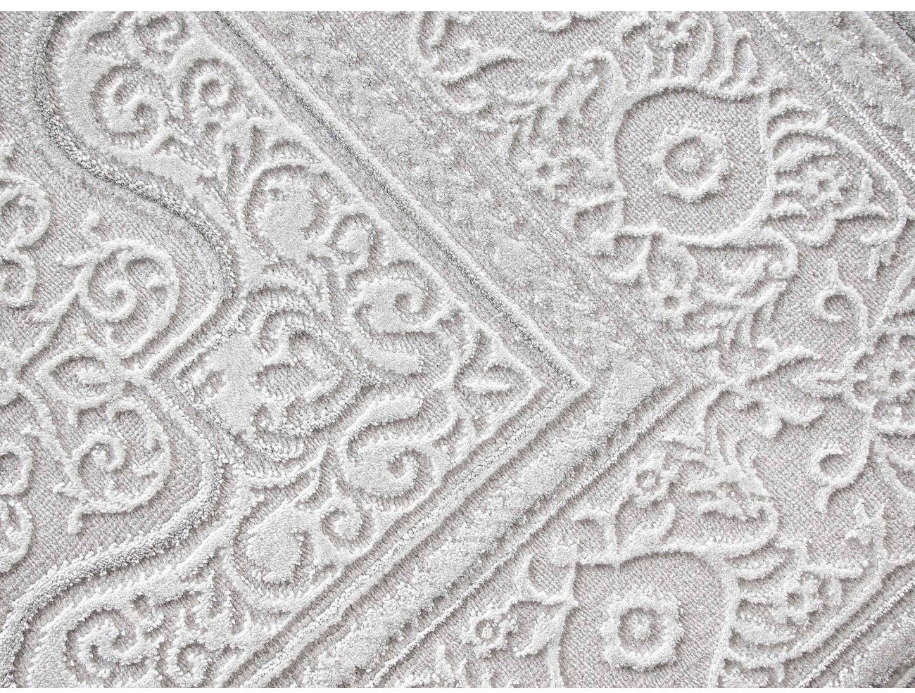 Detaliu model ornamental floral in relief, covor clasic gri deschis cu finisaje elegante