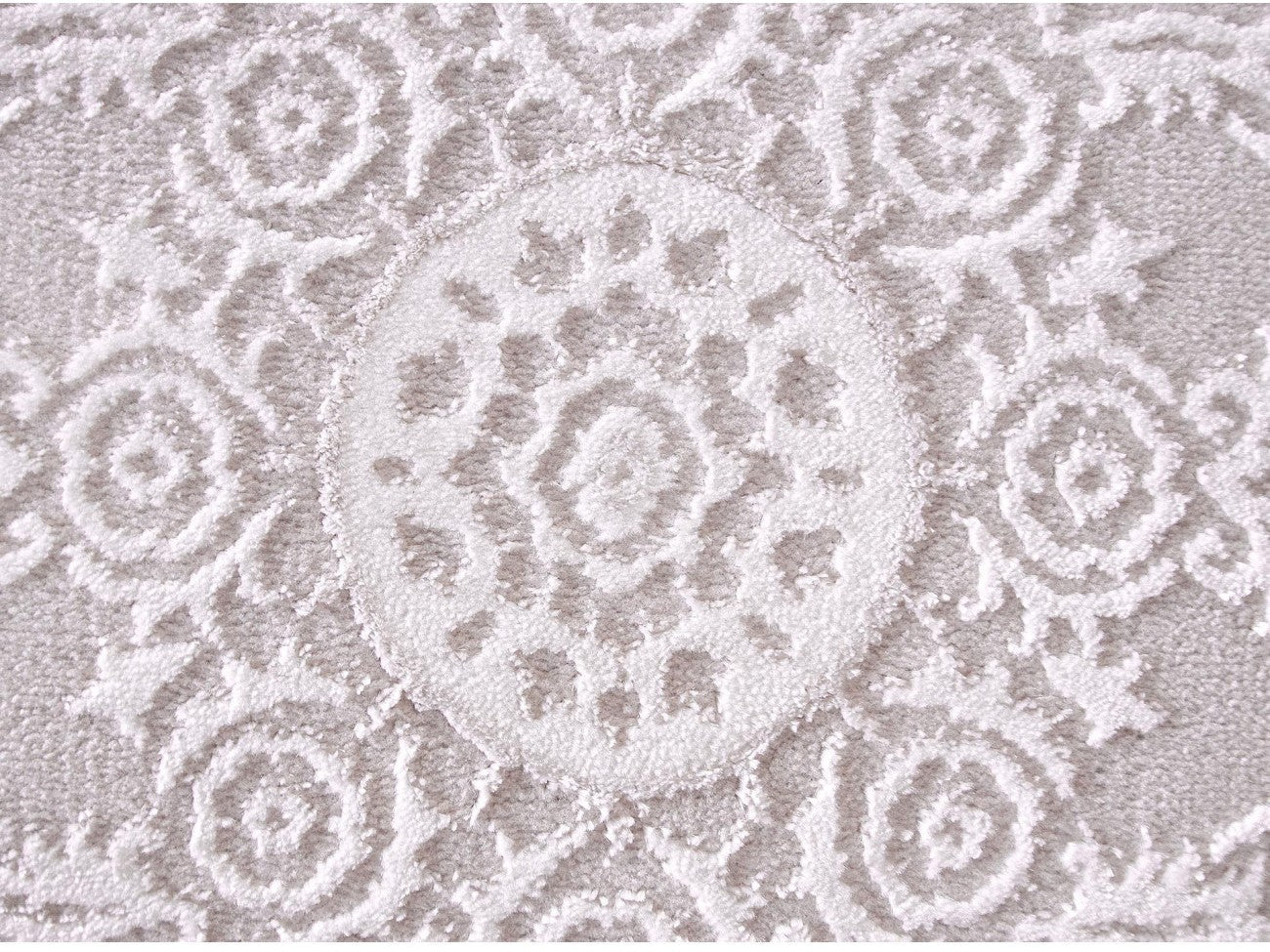 Detaliu model ornamental cu medalion crem, textura fina si relief elegant, covor clasic premium pentru living sau dormitor