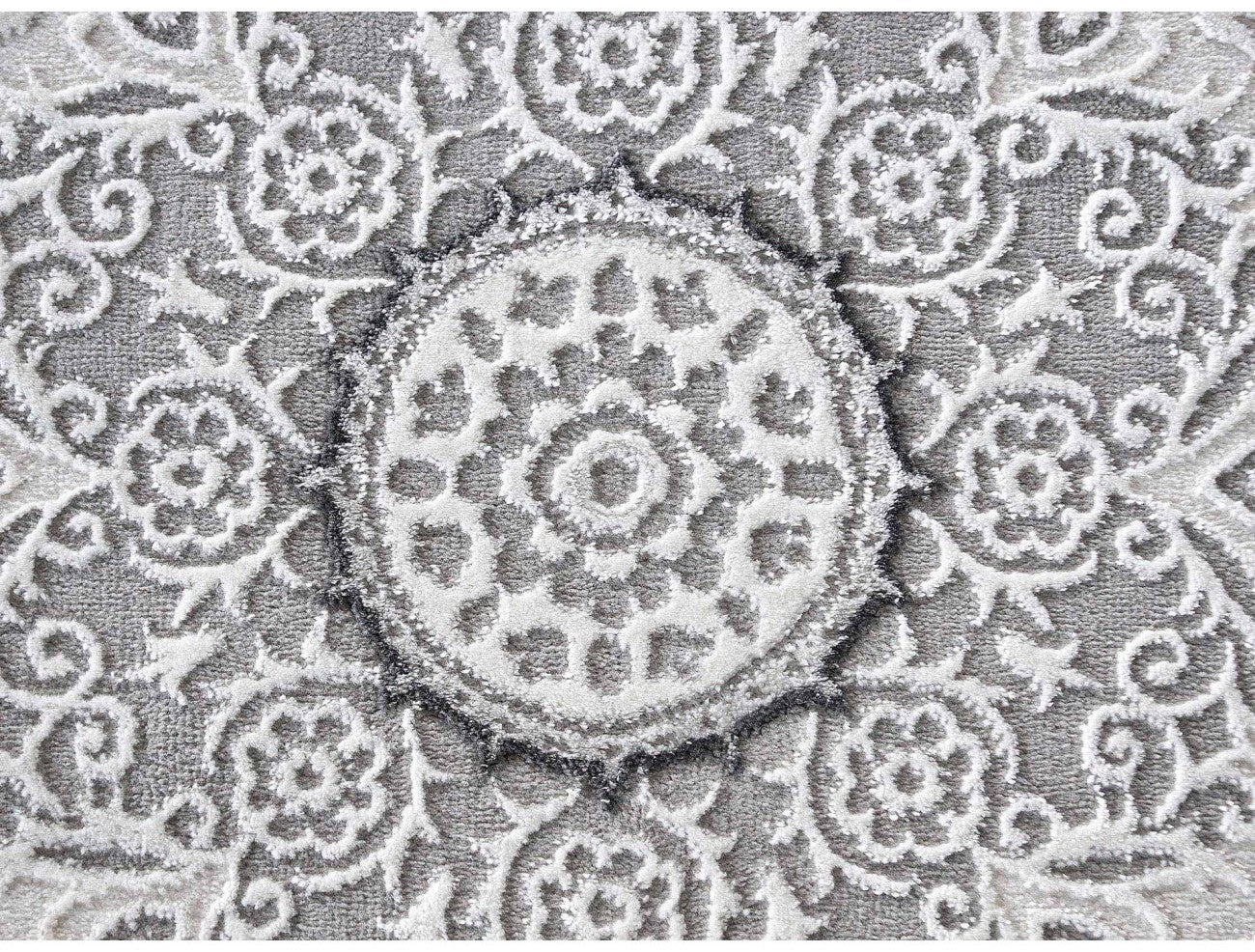 Detaliu model ornamental cu medalion gri, textura in relief si finisaj elegant, covor clasic premium