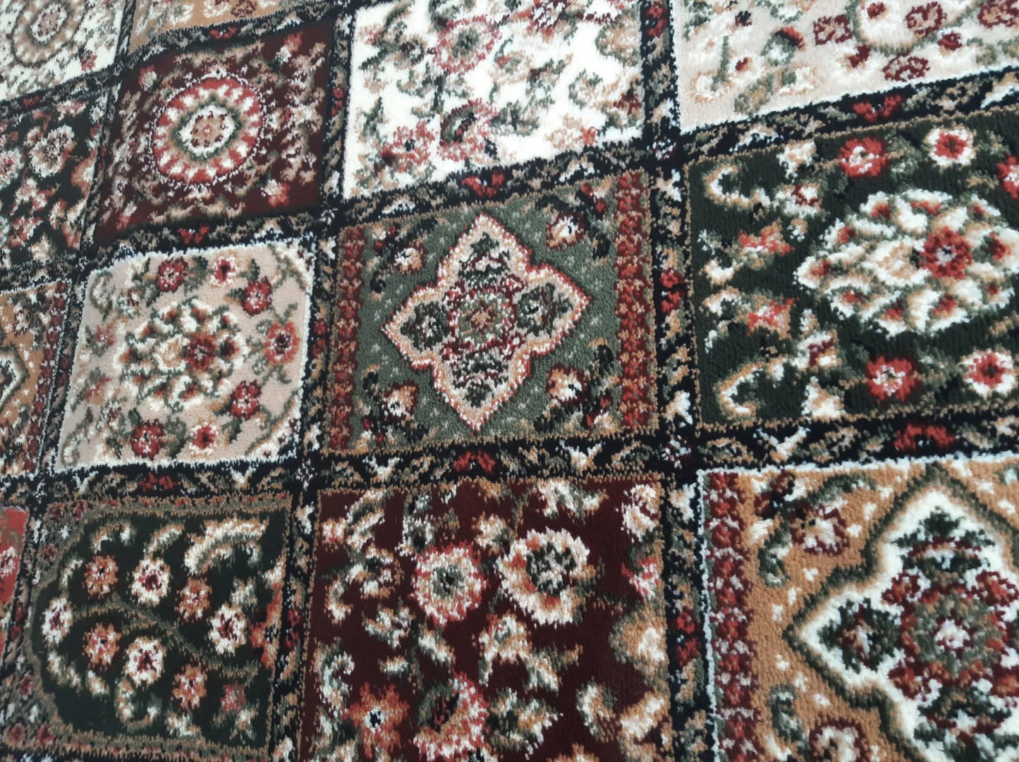 Detaliu model patchwork floral oriental covor clasic grena verde crem cu motive persane si textura deasa a firului