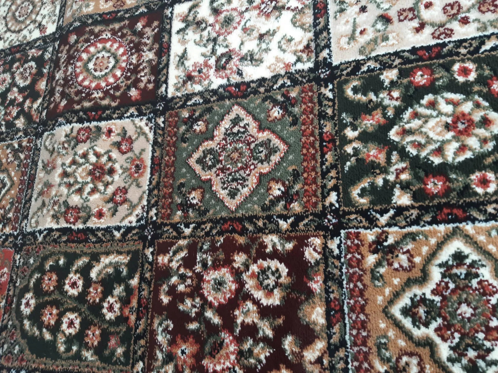 Detaliu model patchwork floral oriental covor clasic grena verde crem cu motive persane si textura deasa a firului