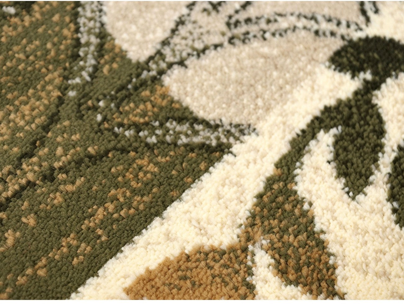 Detaliu textură covor modern floral, culori crem și verde