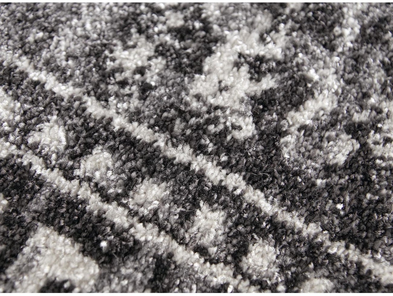 Detaliu textură moale și model abstract pe covor modern gri închis