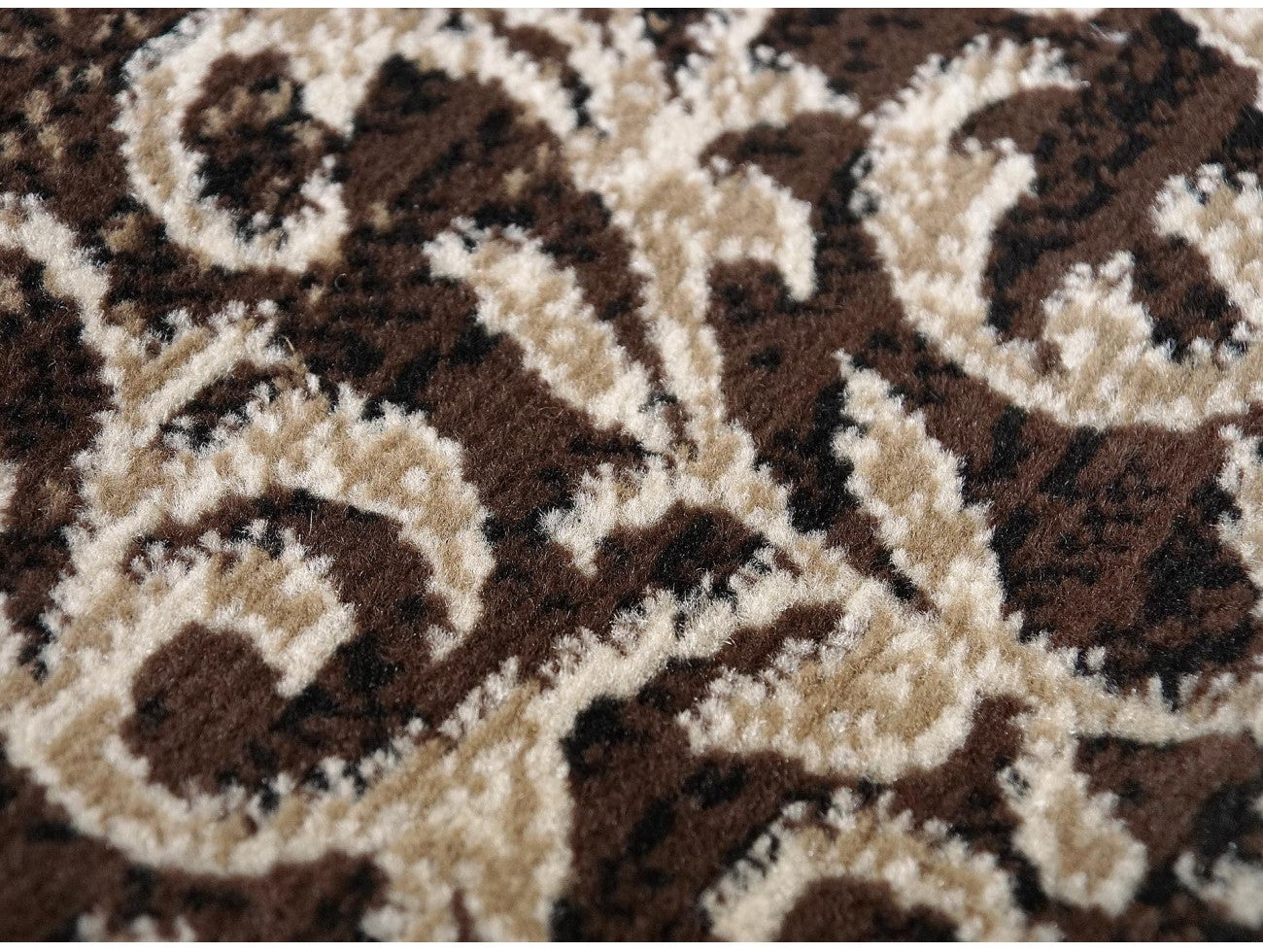 detaliu textura si model ornamental covor maro