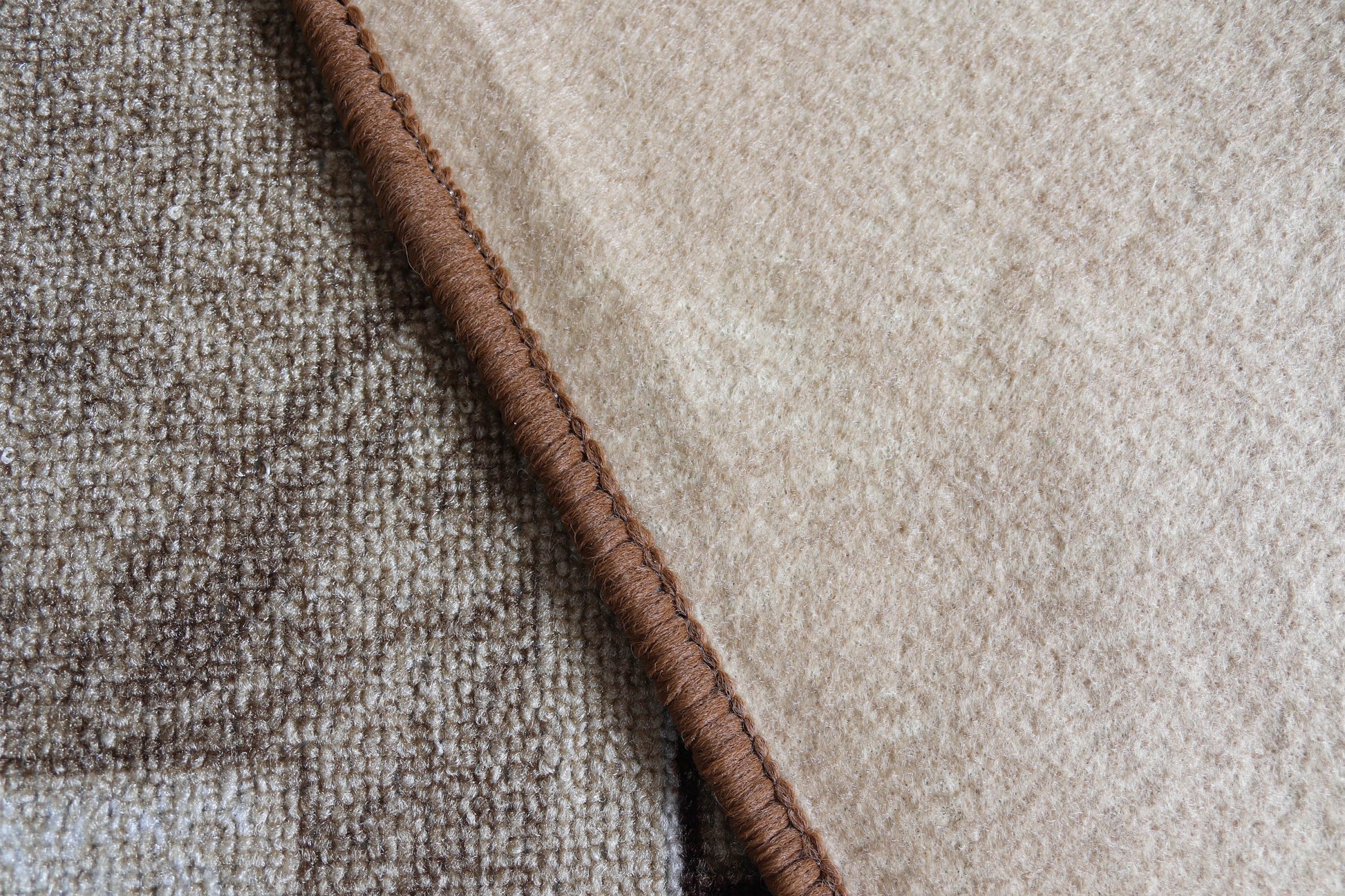 detaliu baza traversa covor pentru hol cu margine surfilata si suport textil antialunecare