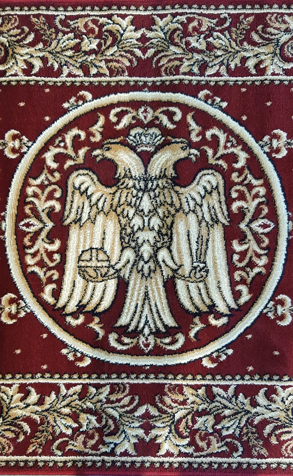 Detaliu vultur bicefal pe covor bisericesc oval, culoare grena