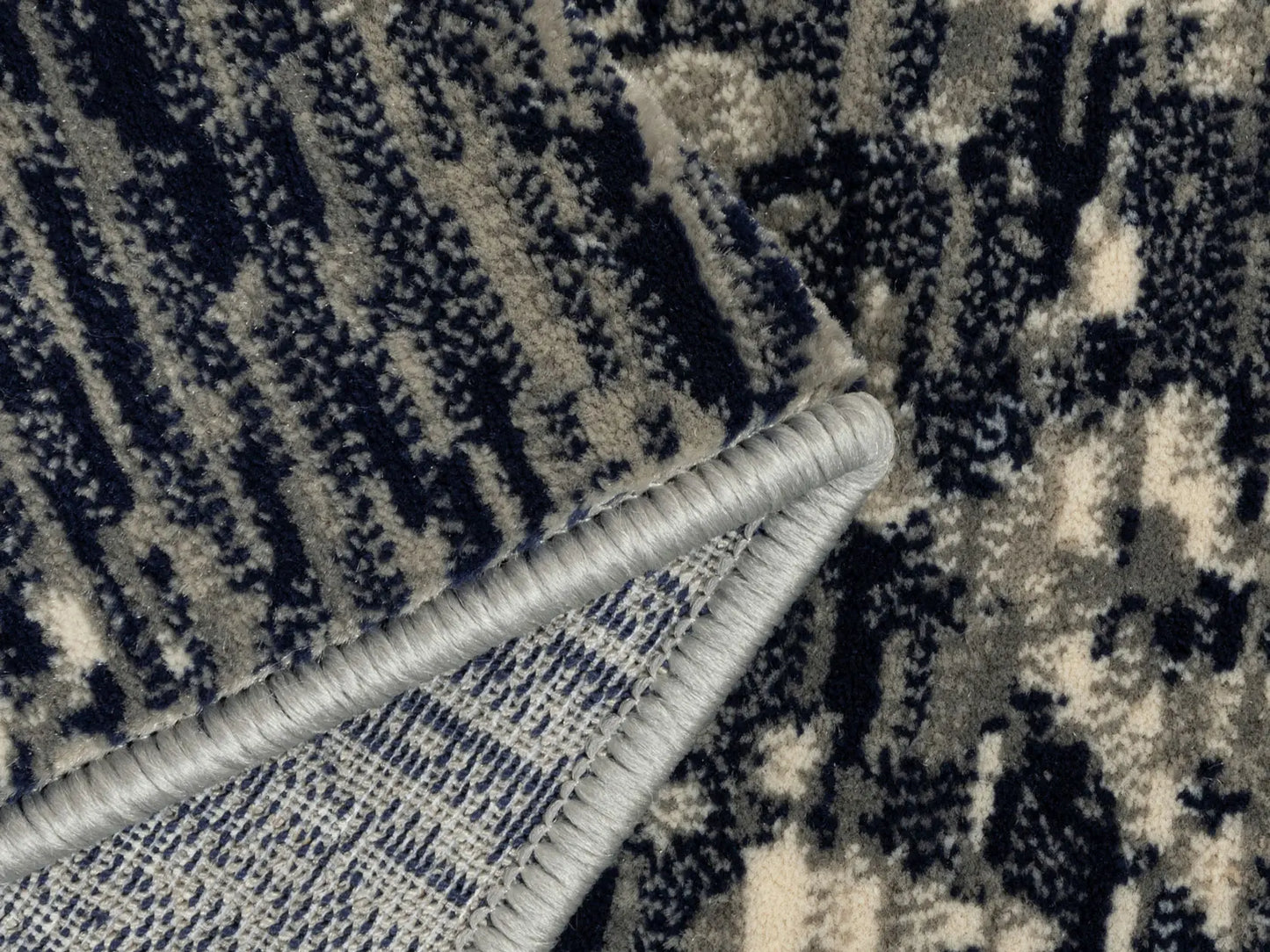 Dos covor modern gri albastru cu material rezistent si flexibil pentru stabilitate pe podea