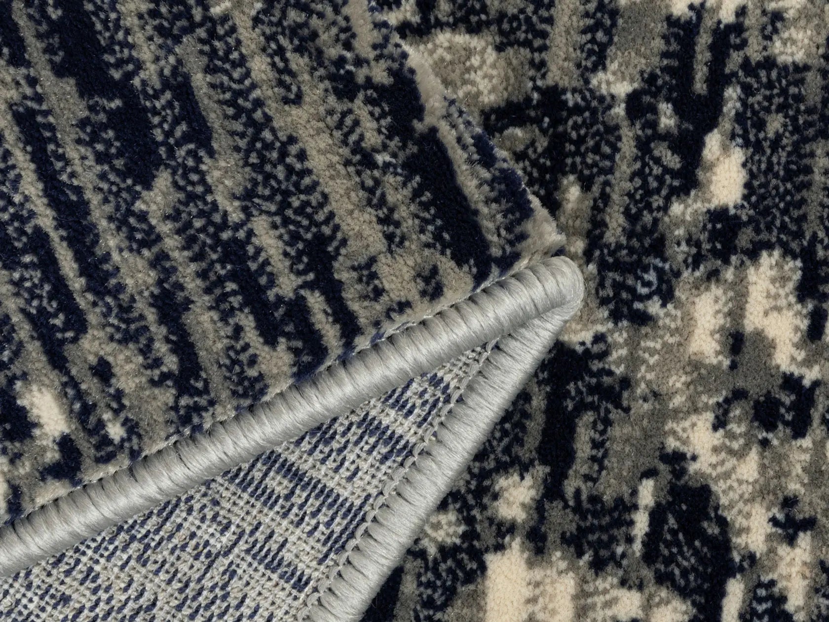 Dos covor modern gri albastru cu material rezistent si flexibil pentru stabilitate pe podea
