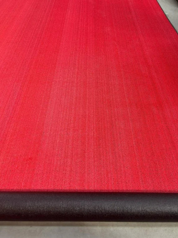 textura gazon artificial rosu decorativ pentru gradina terasa sau evenimente