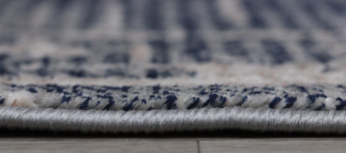 Profil lateral al covorului modern gri bej, material dens si stabil pentru utilizare zilnica