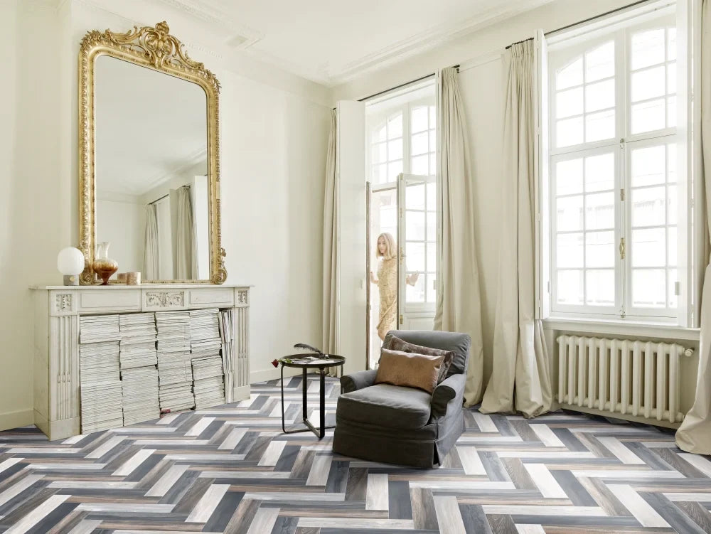 Detaliu linoleum gri bej cu textura lemn inchis, design modern si durabil