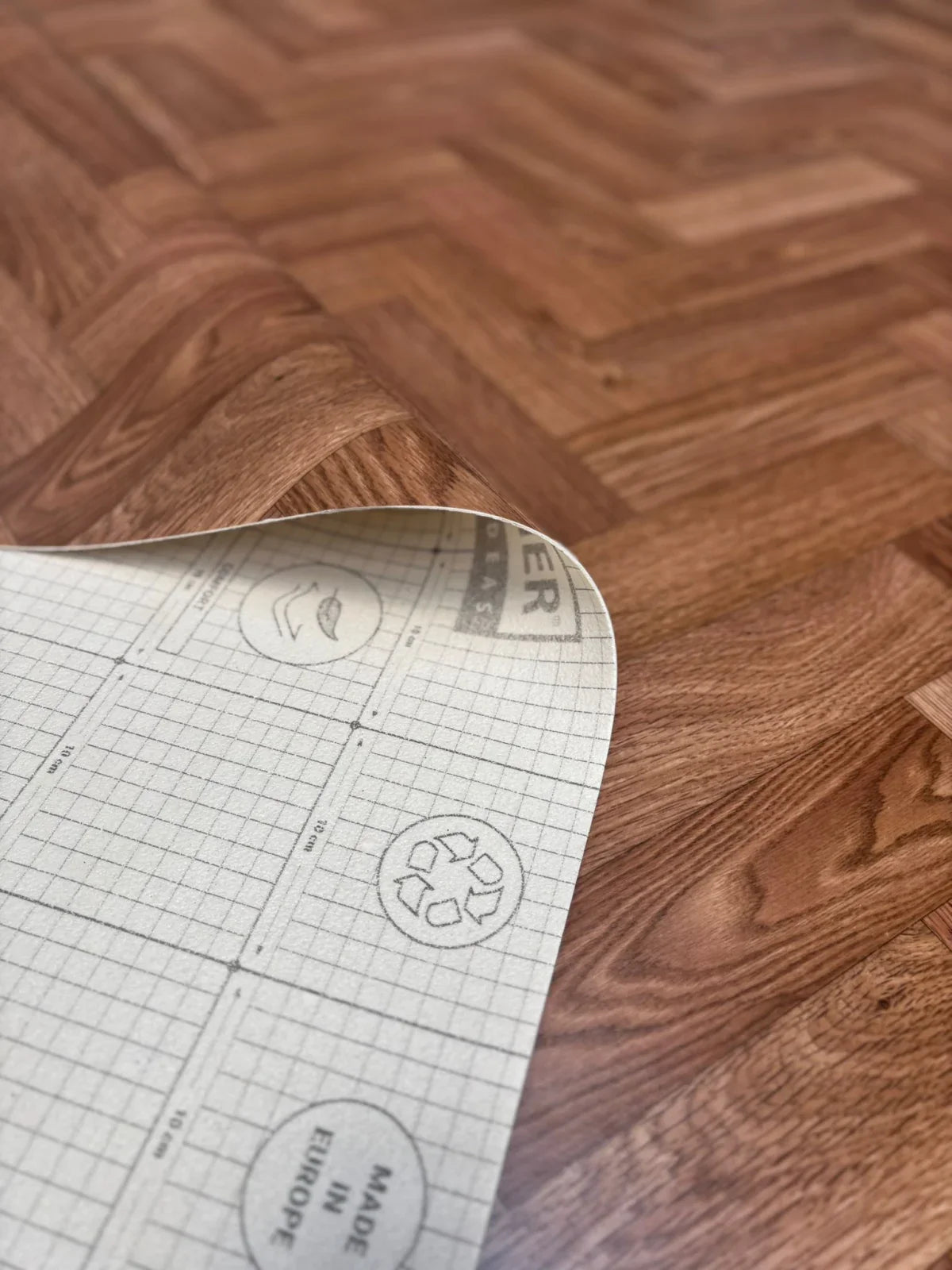 Linoleum maro model lemn pentru pardoseala rezidentiala, aspect natural si durabil