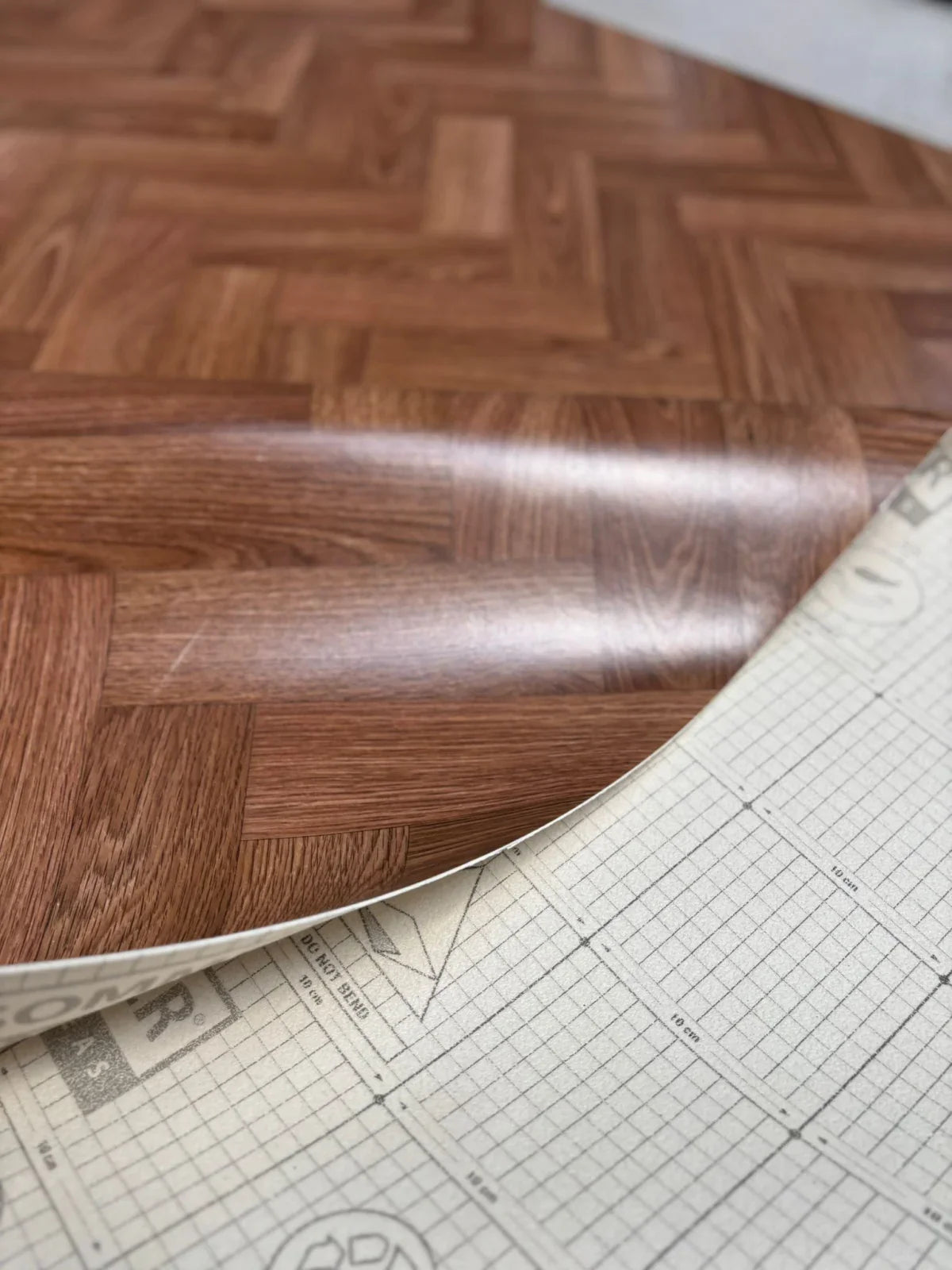Detaliu linoleum maro cu textura lemn clasic, potrivit pentru orice interior