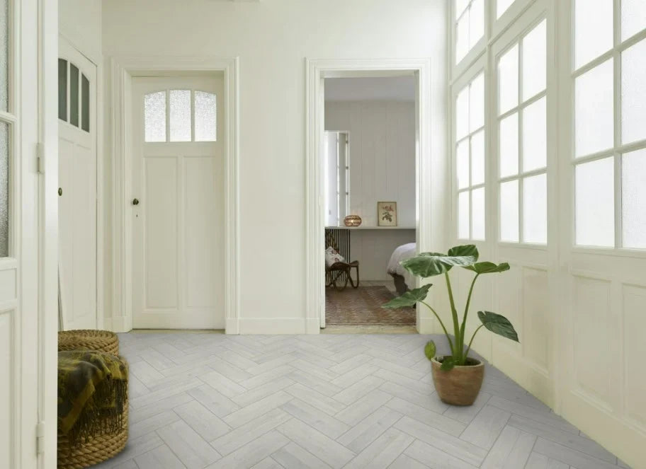 Linoleum PVC crem pentru living luminos, efect lemn natural si design elegant