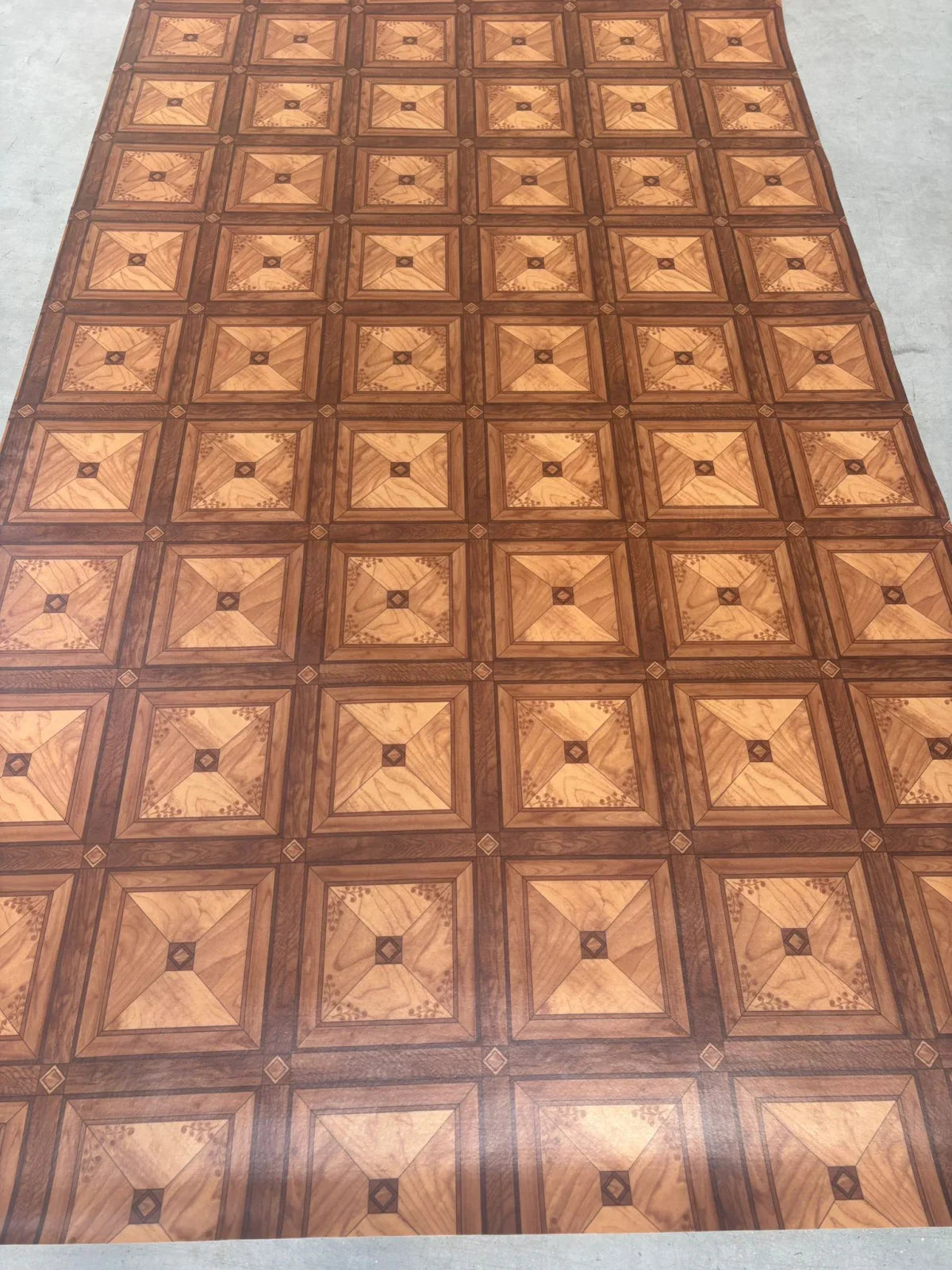 Linoleum PVC maro cu model patrat imitatie lemn, design clasic si durabil