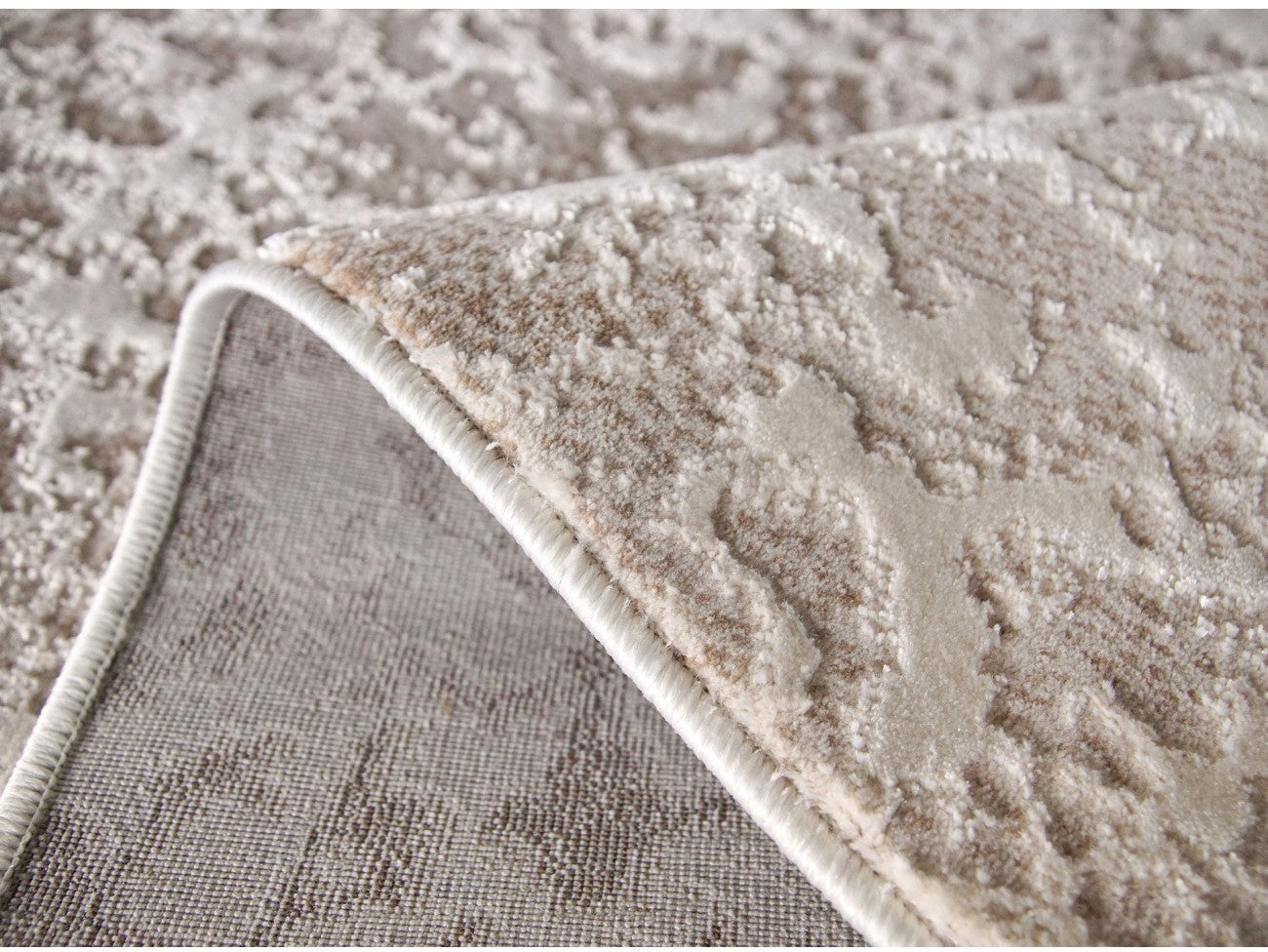 Margine finisata si spate covor modern crem bej, material flexibil si usor de asezat pe podea