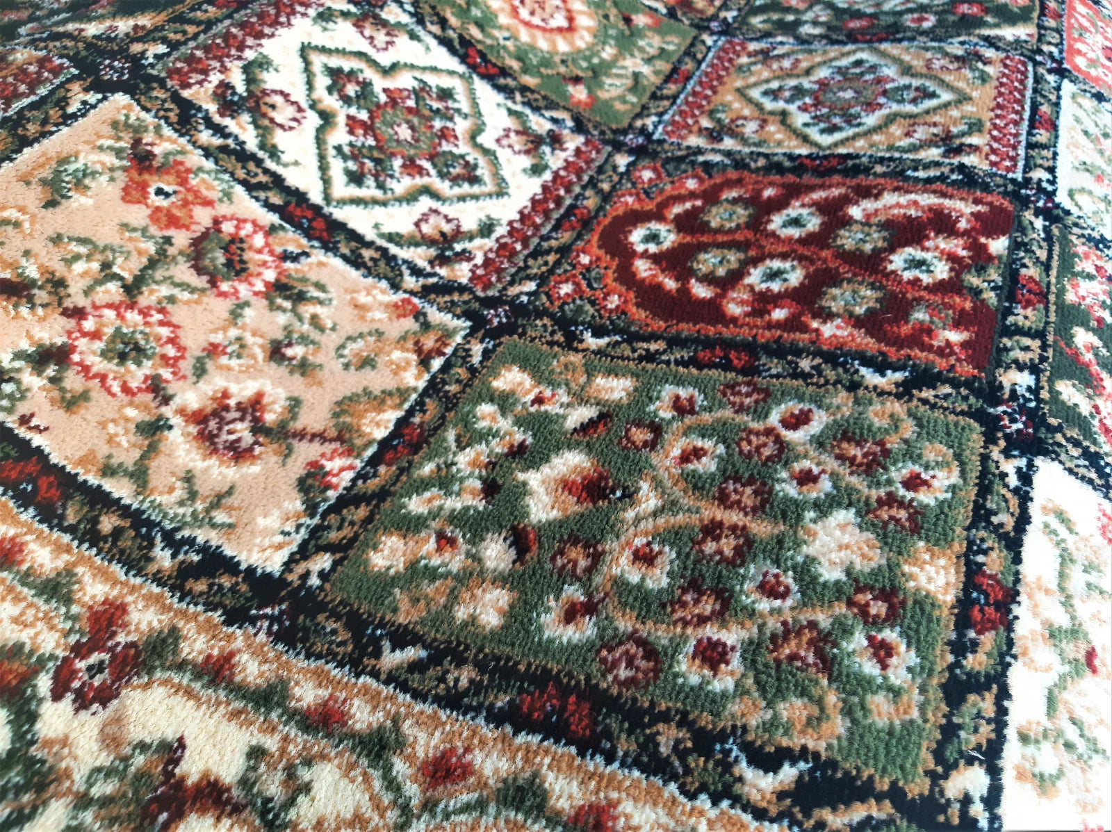 Model patchwork tip timbre covor pe baza crem bej design traditional pentru living si hol