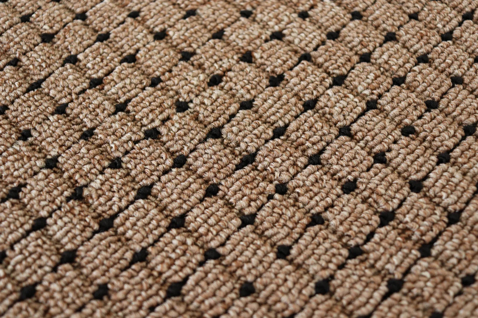 Textura covor maro cu structura perforata si aderenta sporita pentru bucatarie si hol