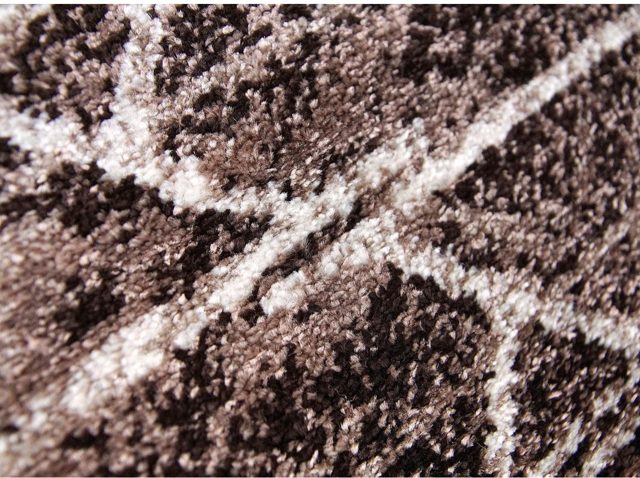 Textura traversa maro cu design abstract si fir dens