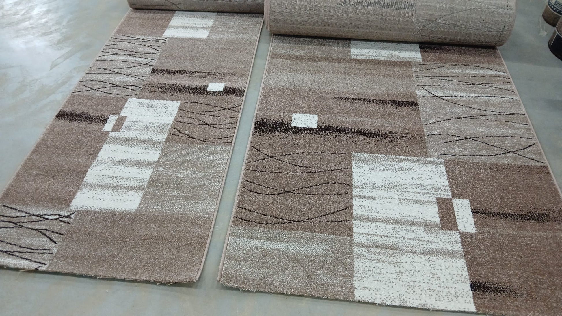 Traversa bej maro cu model abstract modern pentru hol si living