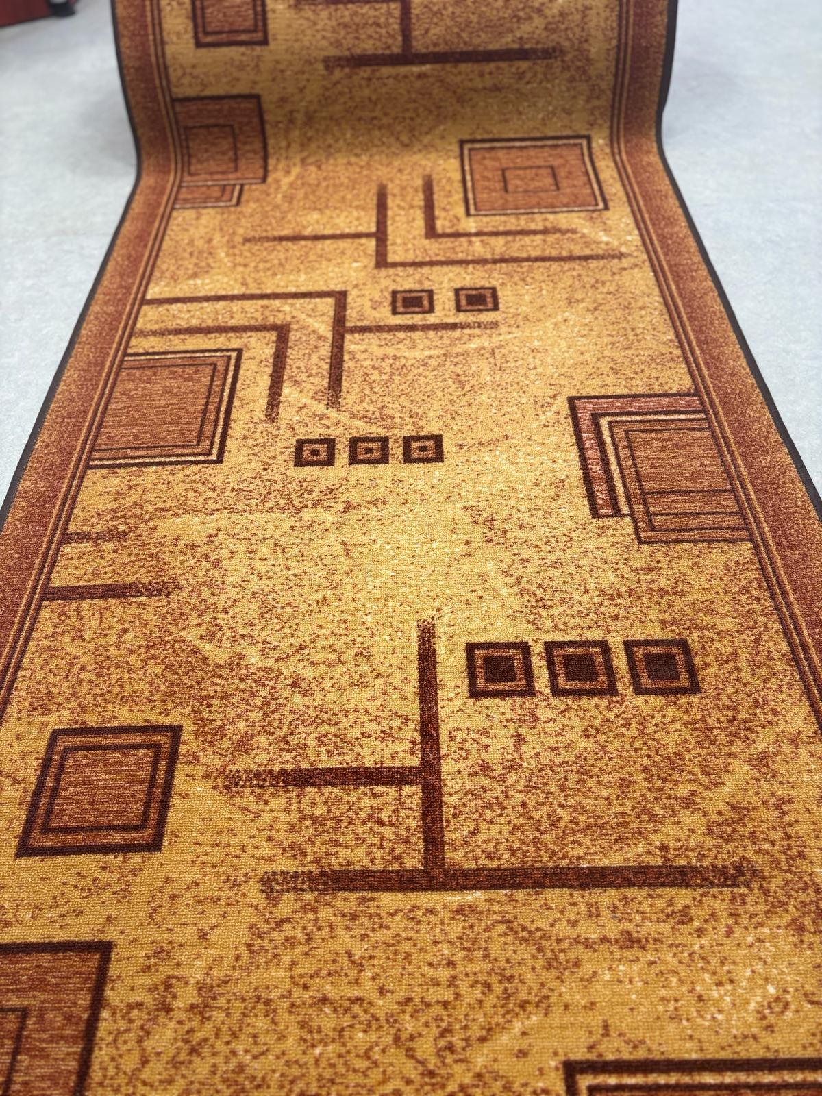 Traversa bucatarie maro cu model geometric, covor rezistent pentru trafic intens