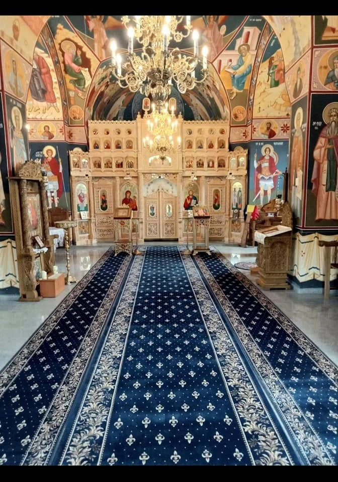 Traversa covor bisericeasca albastra pe culoar central in interior de biserica