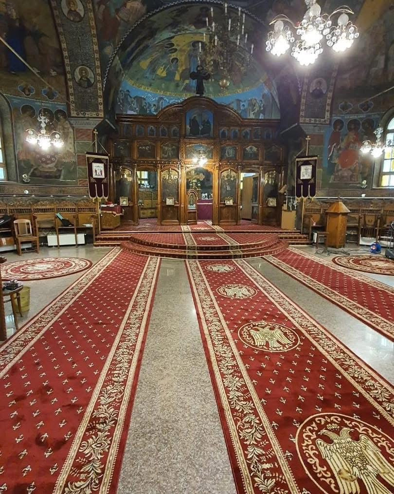 Traversa covor bisericesc grena decorata cu crin regal stilizat