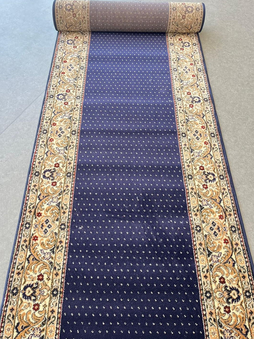Traversa covor bleumarin clasica festonata cu model traditional pentru biserica si hol