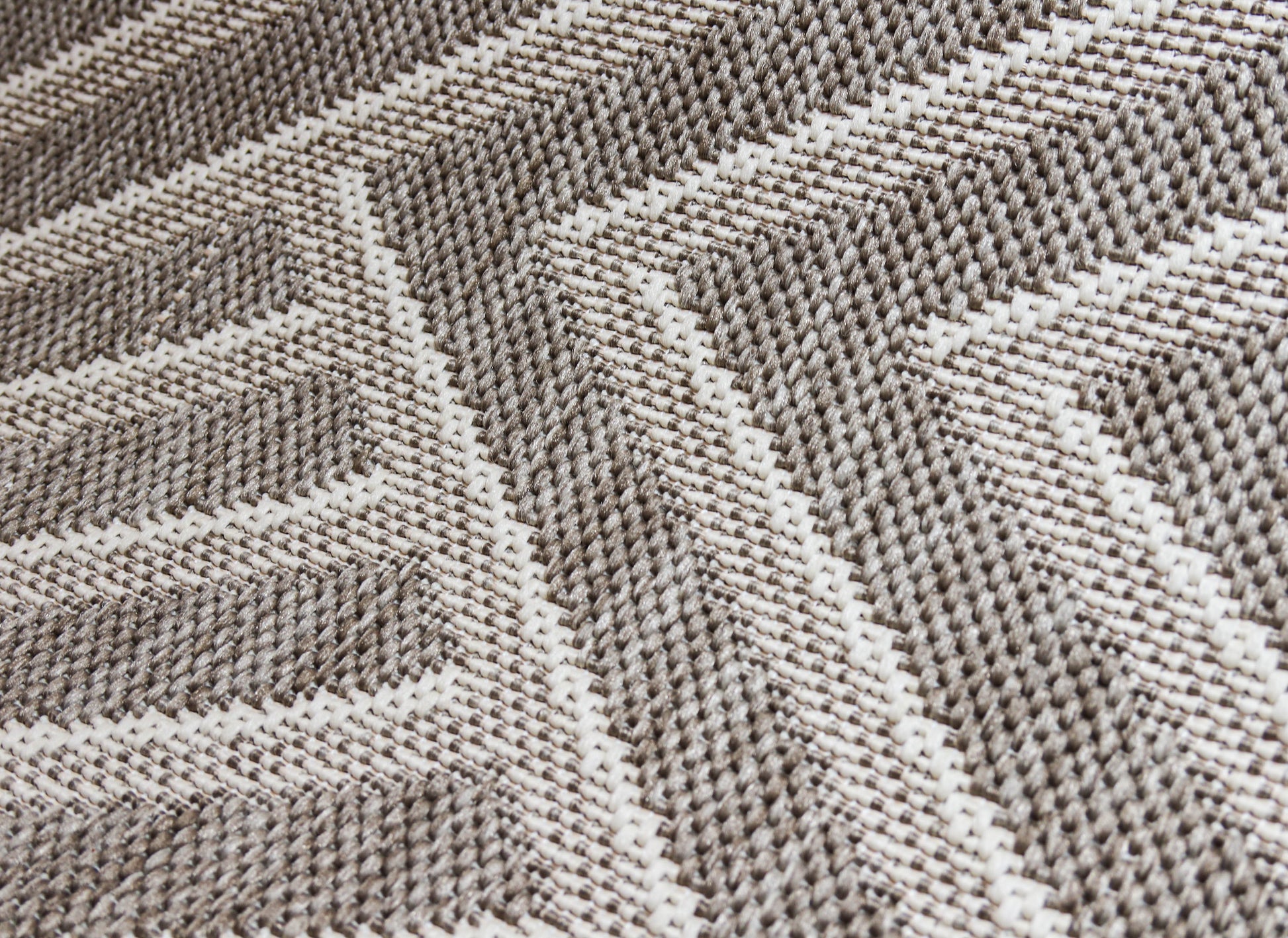 Detaliu traversa covor bucatarie antiderapanta crem bej cu design geometric