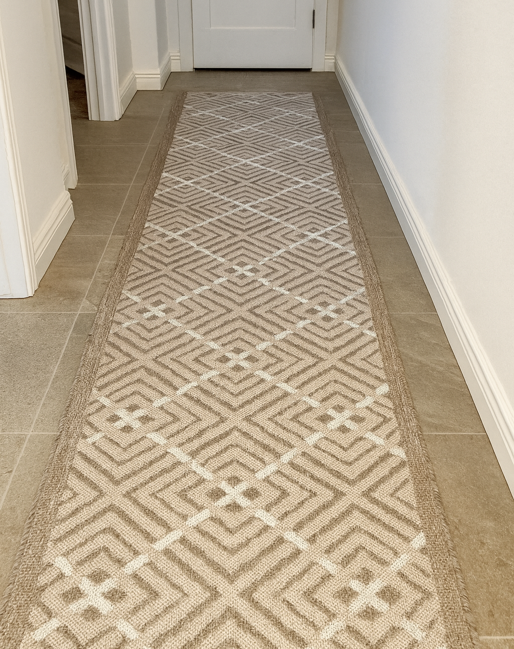 Traversa covor crem pentru bucatarie, model geometric modern, antiderapanta si festonata, potrivita pentru hol sau zona de gatit