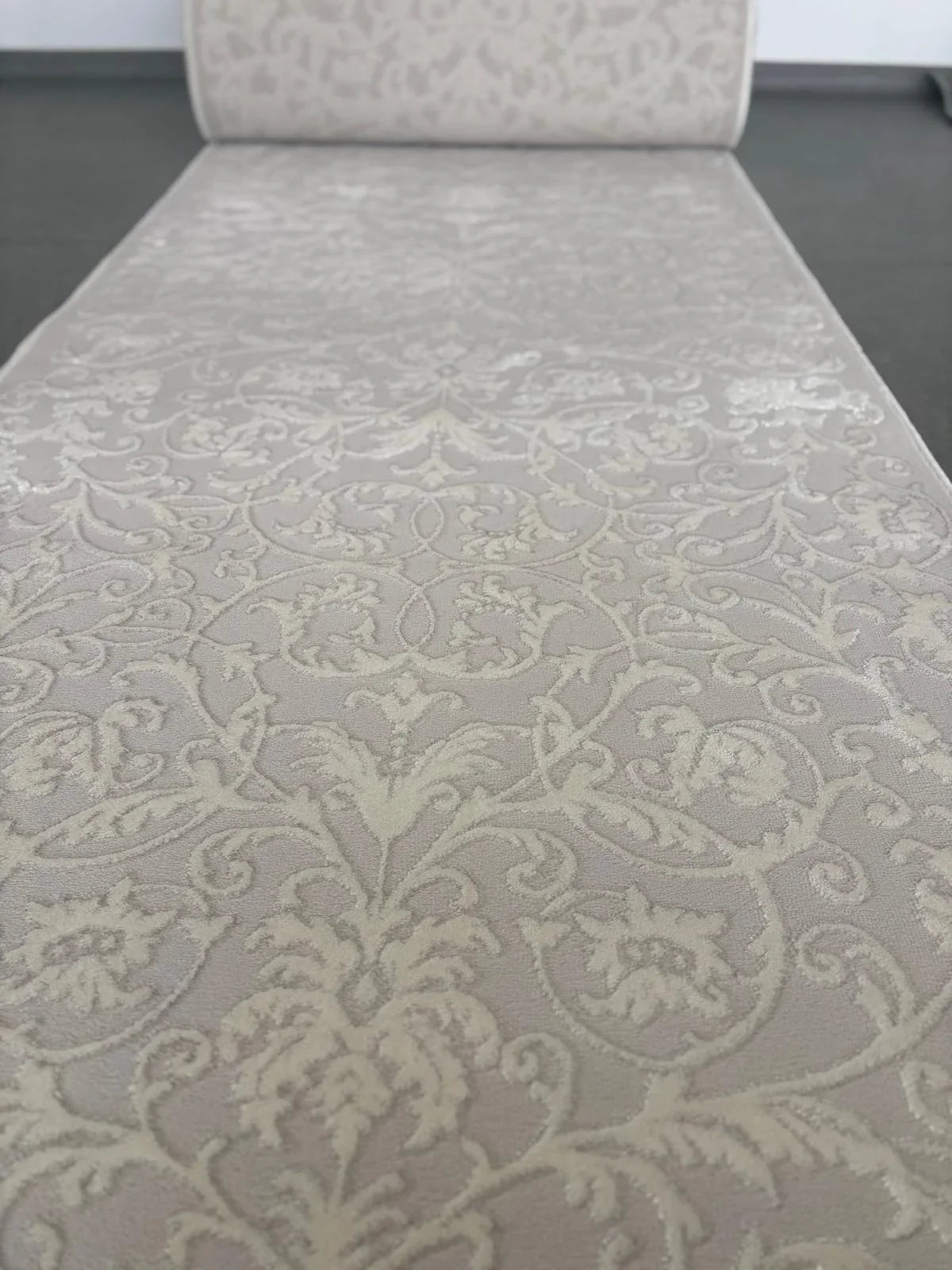 Traversa covor crem moderna pentru hol lung cu model elegant in relief