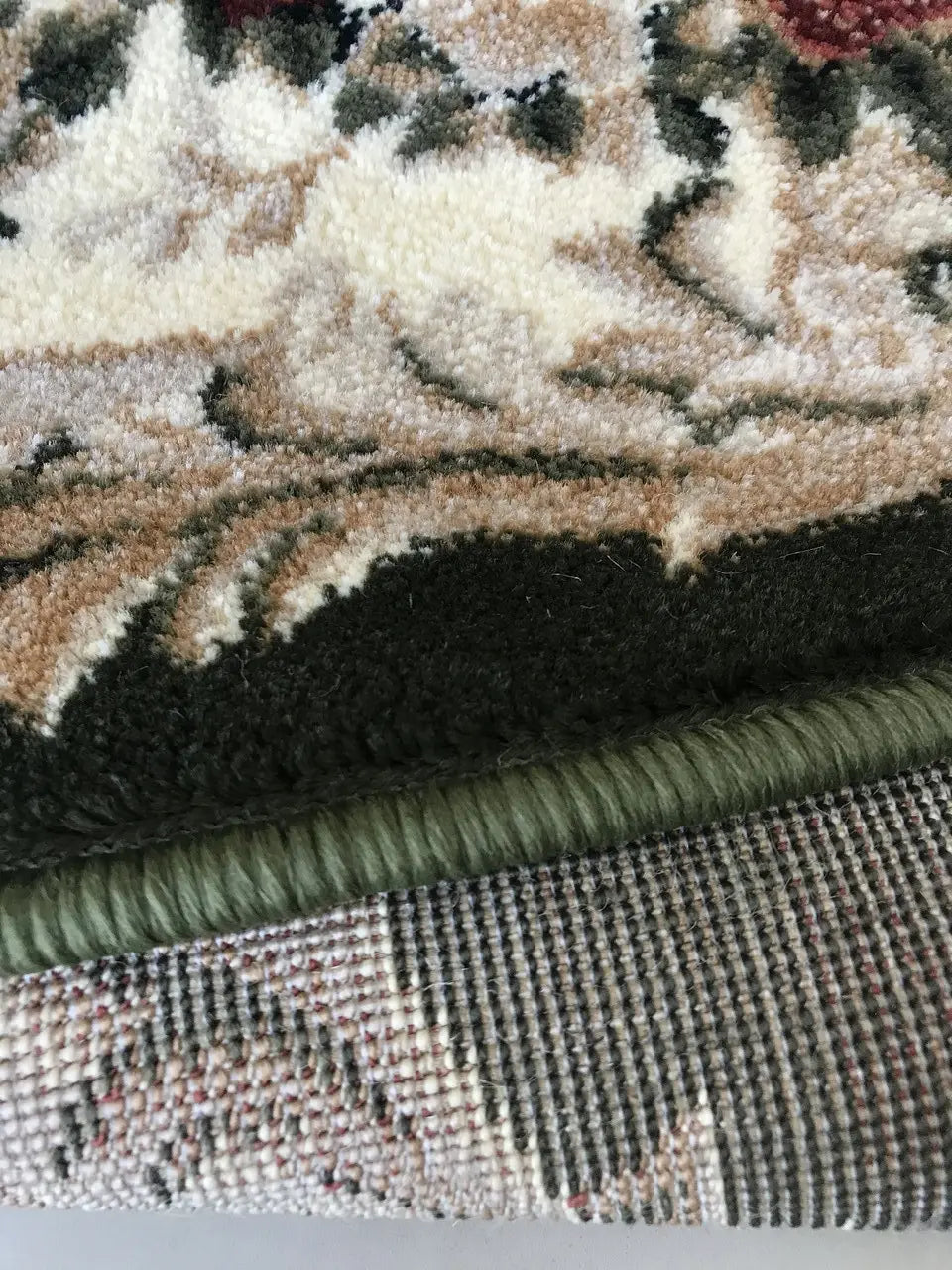 Textura traversa covor florala verde festonata stil clasic finisaj atent si fibre dense