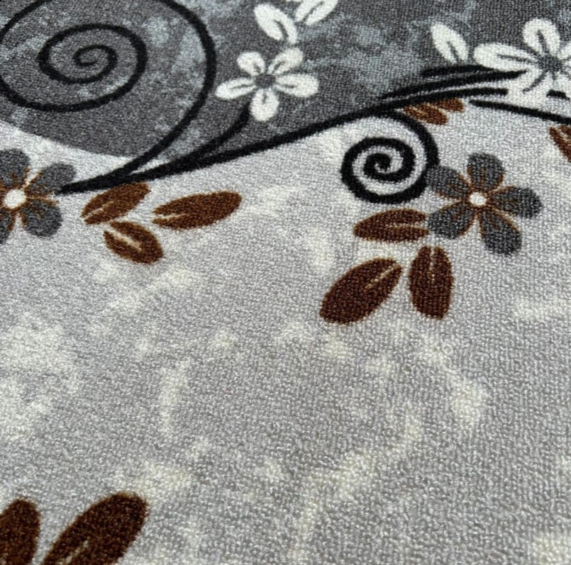 Detaliu traversa covor gri floral, design elegant cu flori si modele moderne