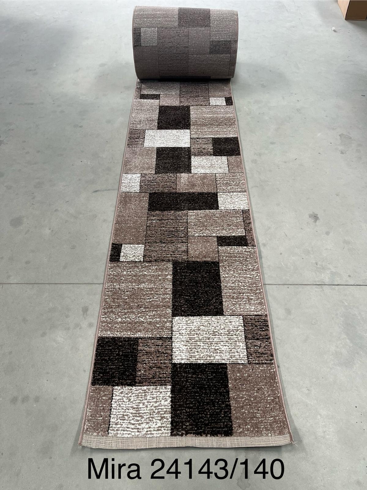 Traversa covor maro bej cu model geometric pentru hol lung si living, design modern rezistent la trafic