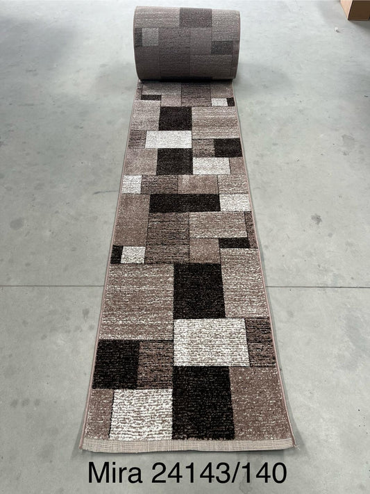 Traversa covor maro bej cu model geometric pentru hol lung si living, design modern rezistent la trafic