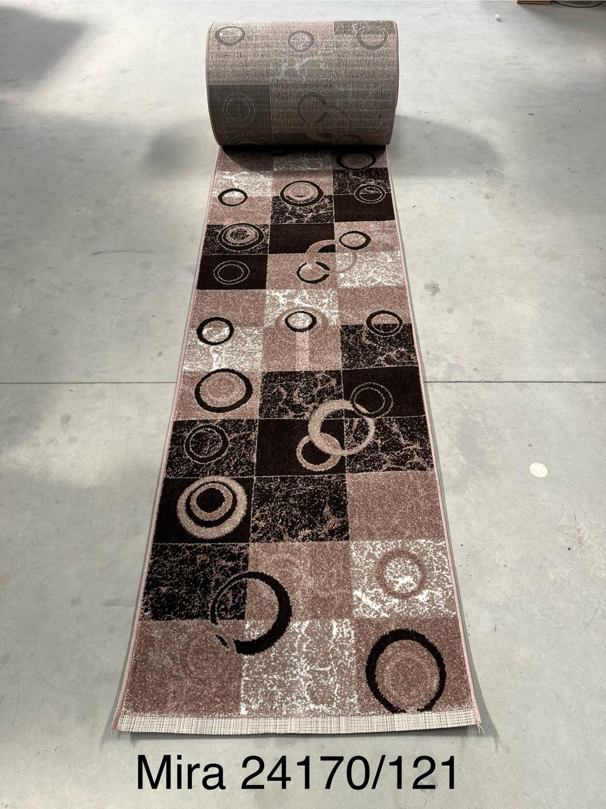 Traversa covor maro cu model geometric modern pentru hol lung si living, design elegant rezistent la trafic