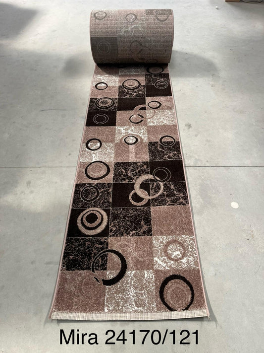 Traversa covor maro cu model geometric modern pentru hol lung si living, design elegant rezistent la trafic