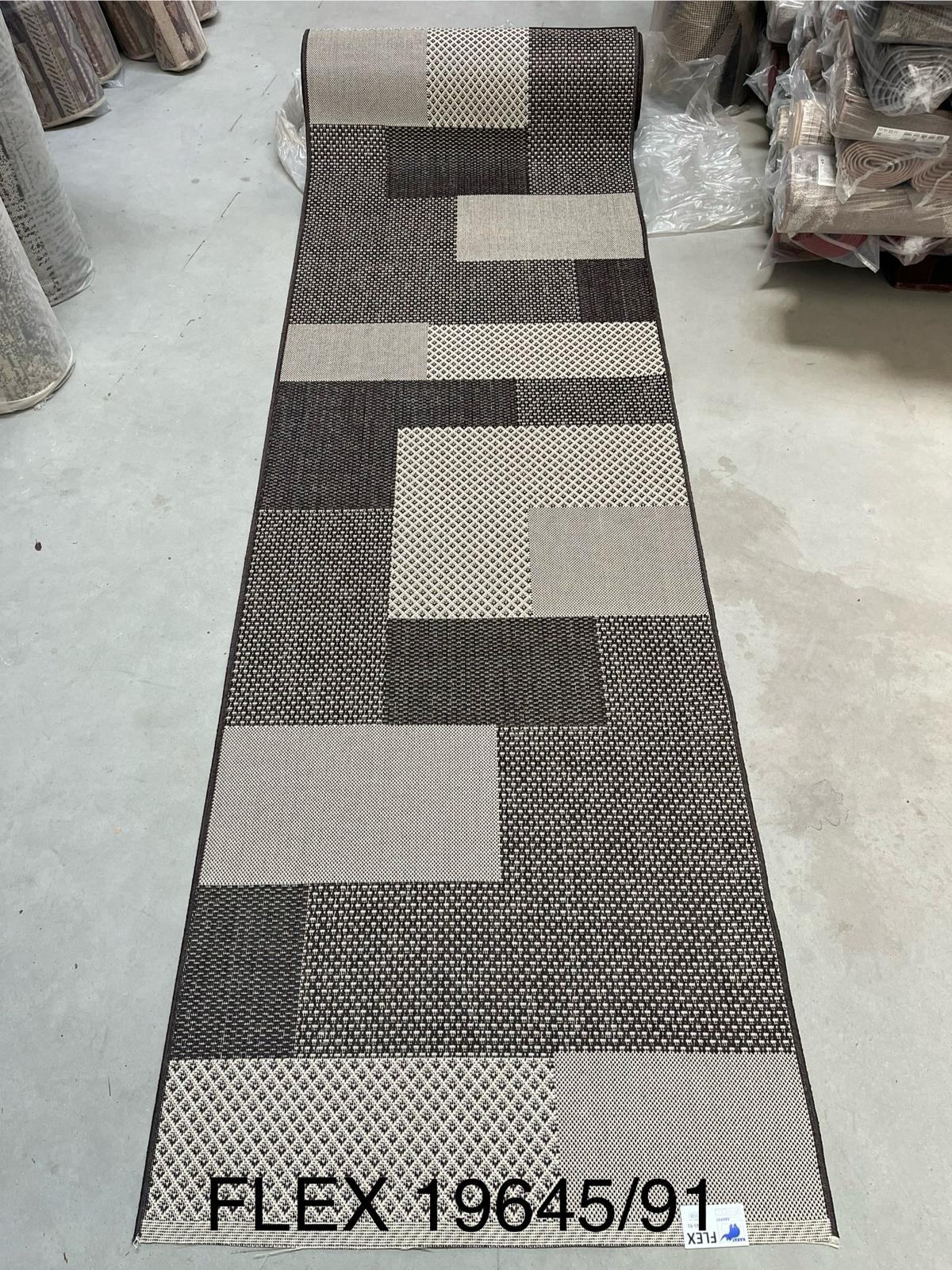 Traversa covor maro pentru bucatarie, model modern geometric, antiderapanta si festonata, potrivita pentru gresie
