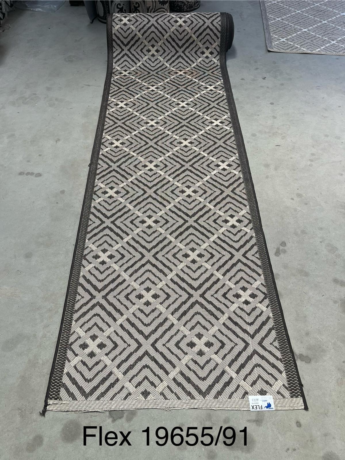 Traversa covor maro pentru bucatarie, model geometric modern, antiderapanta si festonata, potrivita pentru zone intens circulate