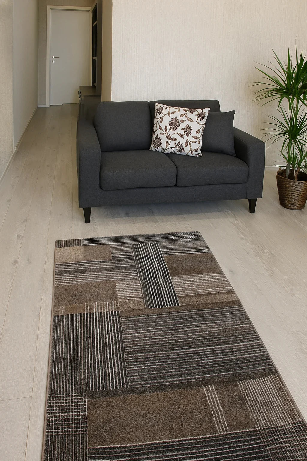Traversa covor moderna maro gri cu model geometric pentru hol lung si intrare design elegant