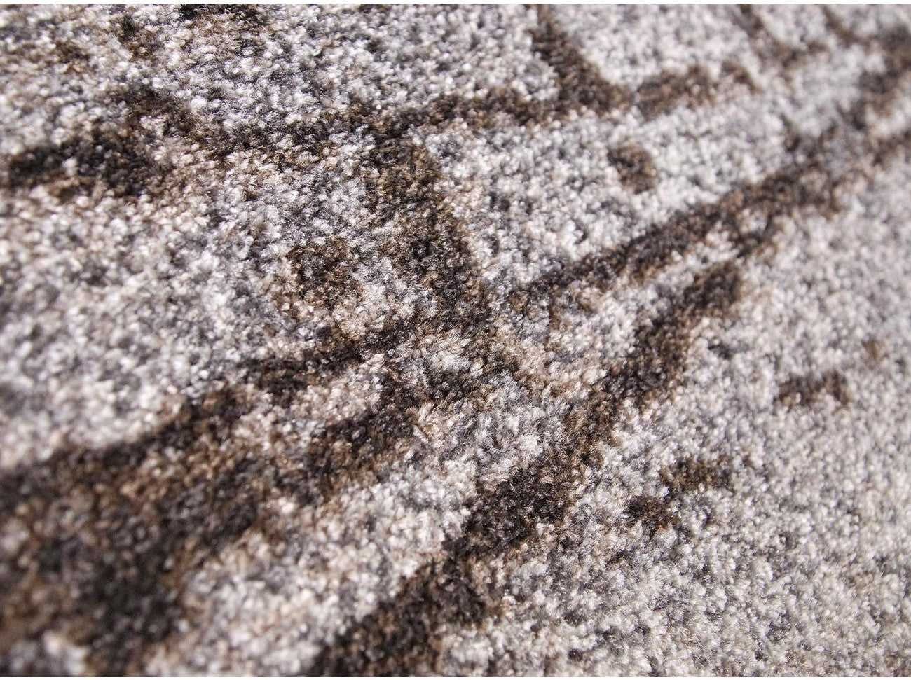 Textura traversa covor maro pentru hol modern, confortabila si usor de intretinut