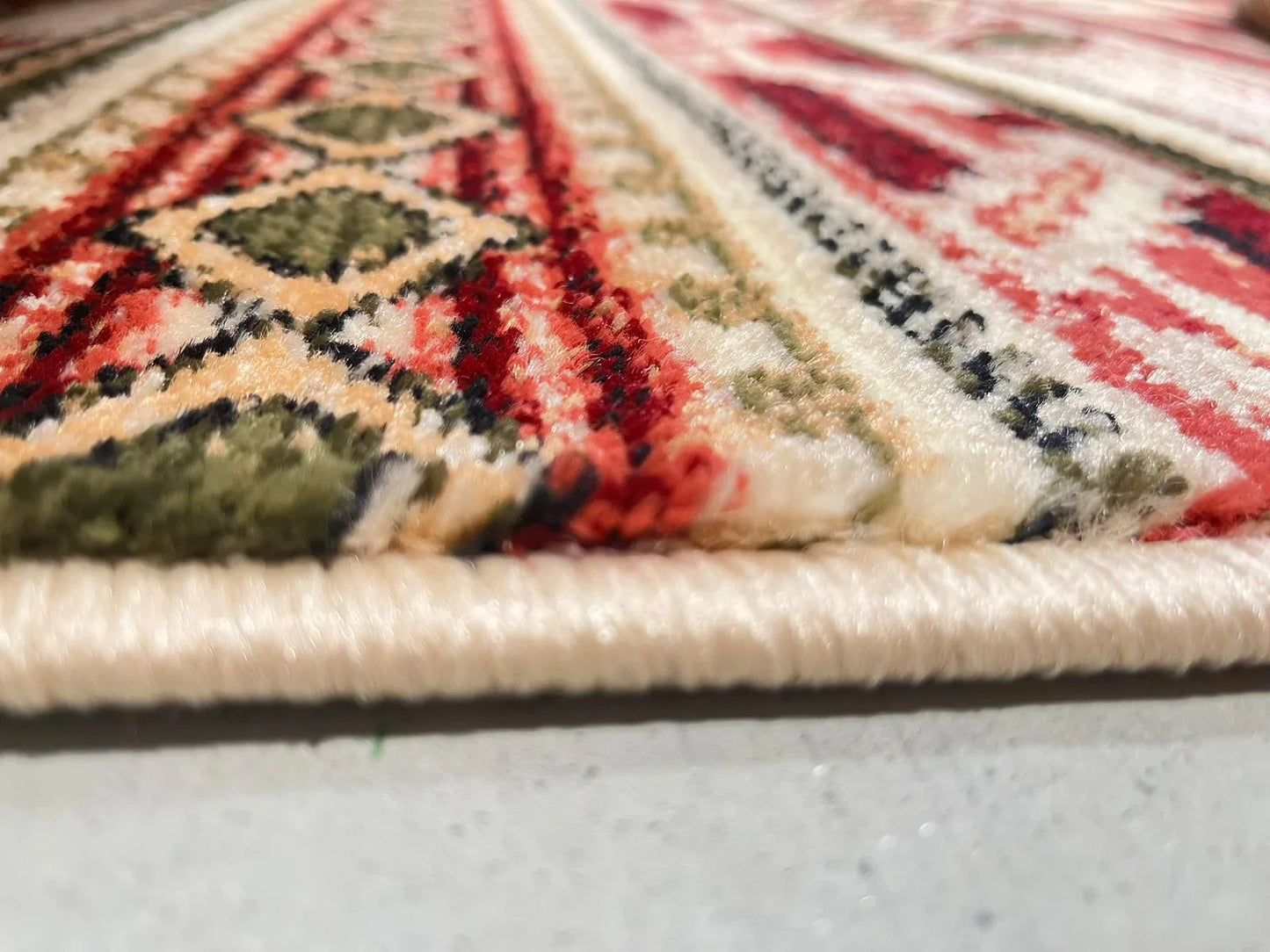 Textura si grosime traversa covor traditionala, material rezistent la trafic intens