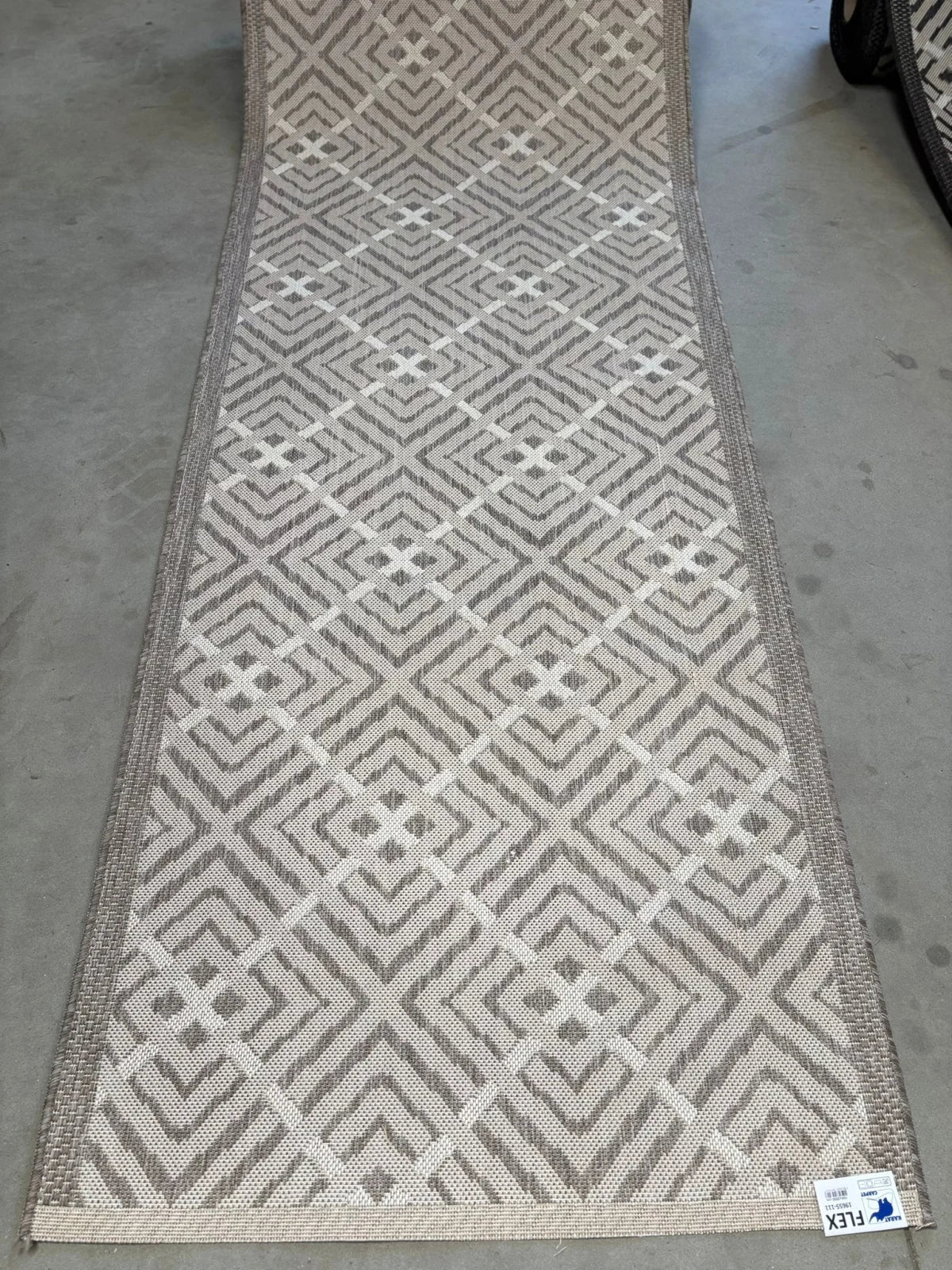 Traversa crem geometrica pentru bucatarie, margini festonate si material rezistent la trafic