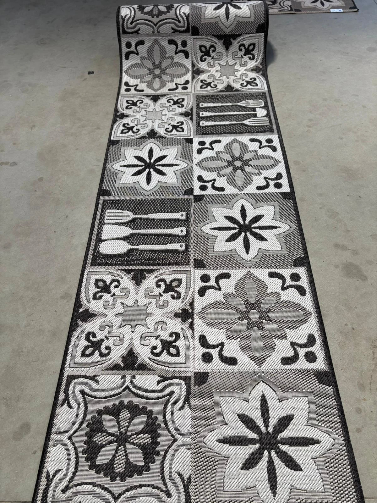 Traversa bucatarie gri cu model floral si geometric, baza antialunecare pentru stabilitate pe gresie